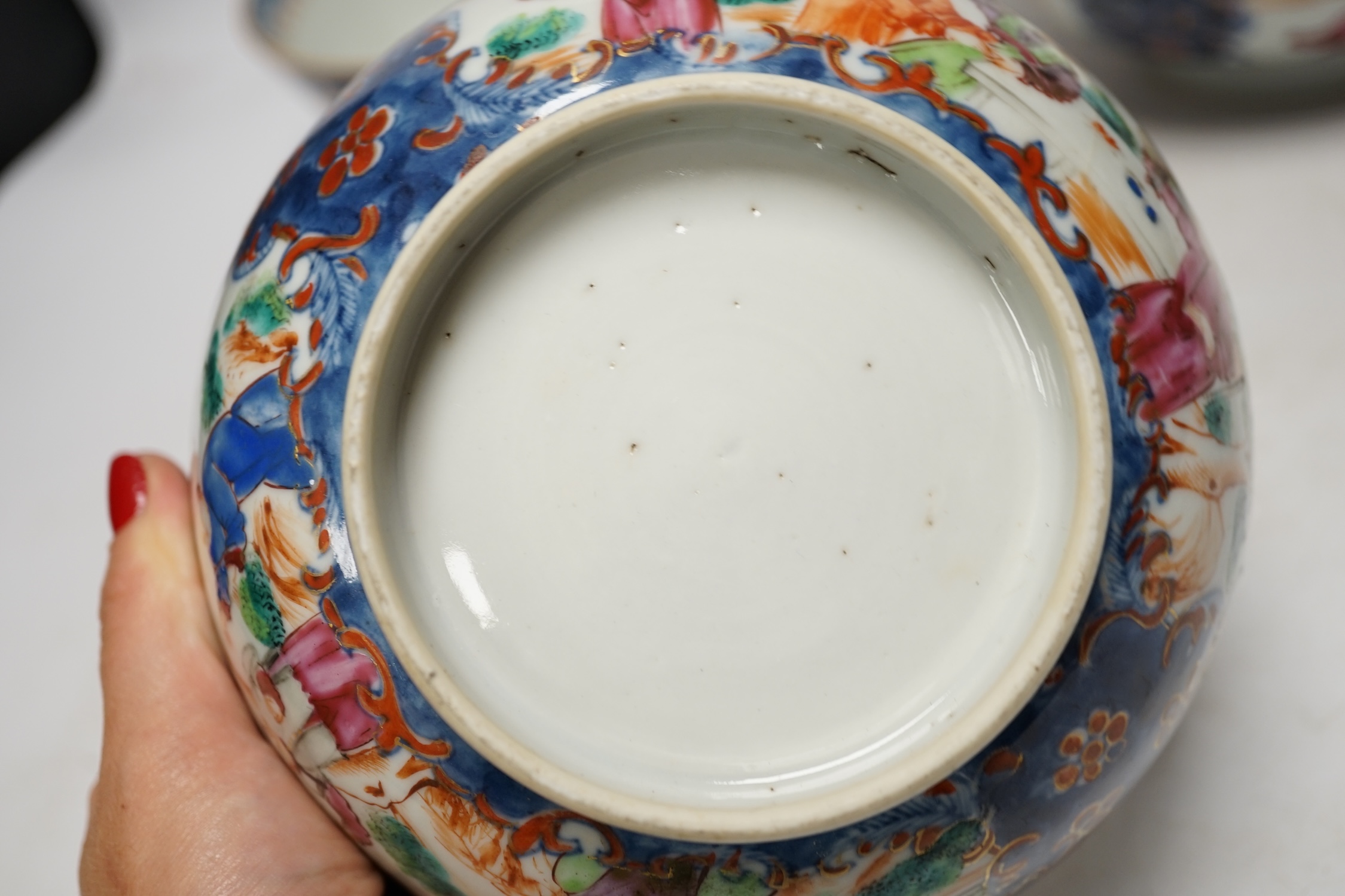 A set of three graduated 18th century Chinese export porcelain bowls, largest 23cm in diameter. Condition - two good, smallest example cracked